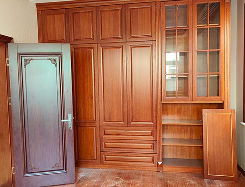 香河中式家庭装修里定制的实木衣柜效果图